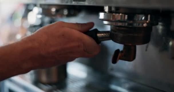 カフェ コーヒーマシン 手はバリスタ 中小企業 ホスピタリティでエスプレッソを注いでいます カプチーノ グラウンド豆 サービス ビストロやホットドリンク付きのレストランの人 ラテまたは新鮮な醸造 — ストック動画