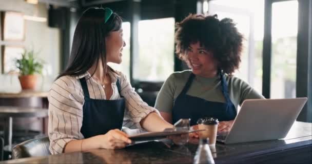 Cafe Sukces Zespół Cateringowy Przybij Piątkę Laptopem Tabletem Uroczystości Zatwierdzenia — Wideo stockowe