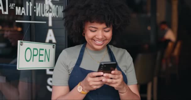 Szczęśliwa Czarna Kobieta Telefon Otwarta Kawiarnia Przez Drzwi Komunikacji Social — Wideo stockowe