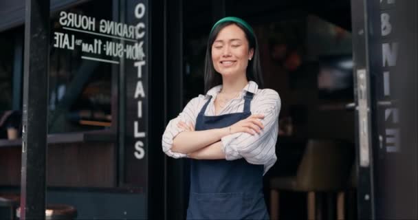 Счастливая Азиатка Кафе Владелец Двери Малого Бизнеса Доверии Руководству Портрет — стоковое видео