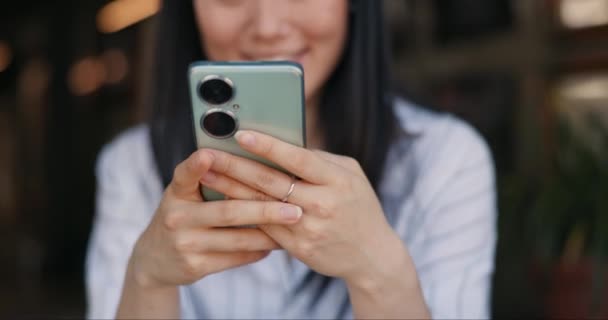 Manos Mujer Teléfono Para Mensajes Texto Primer Plano Feliz Para — Vídeo de stock