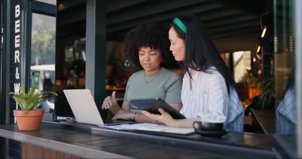 Cafe Coworkers Tablet Laptop Remote Work Conversation Job Online Internet — Stock Video