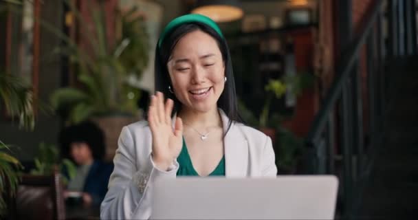 Japanische Geschäftsfrau Videotelefonie Und Laptop Mit Lächeln Plaudernd Und Winkend — Stockvideo