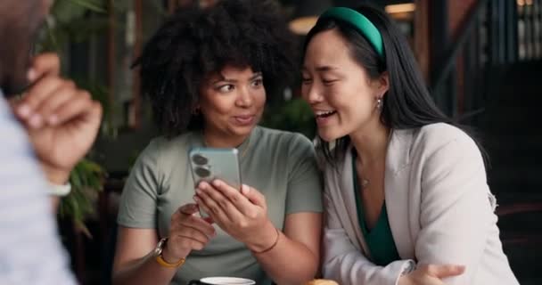Wanita Bahagia Teman Dan Telepon Untuk Media Sosial Kedai Kopi — Stok Video