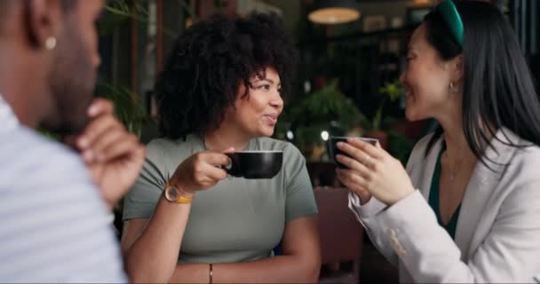 Szczęśliwi Ludzie Przyjaciele Rozmowy Kawą Kawiarni Spotkania Towarzyskie Wolny Czas — Wideo stockowe