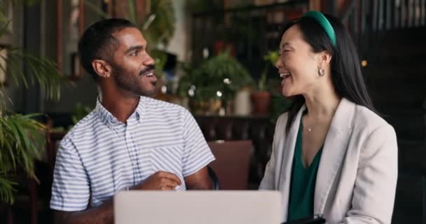 Gente Negocios Feliz Portátil Apretón Manos Cafetería Para Reunión Asociación — Vídeos de Stock