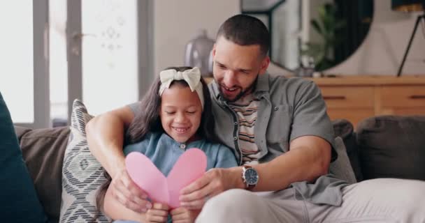 Papai Filha Pais Cartão Dia Sofá Com Sorriso Amor Diversão — Vídeo de Stock