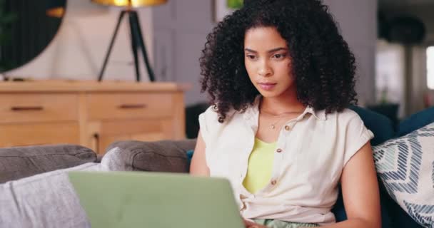 Mujer Trabajo Remoto Pensamiento Sofá Con Laptop Para Actualizar Blog — Vídeos de Stock