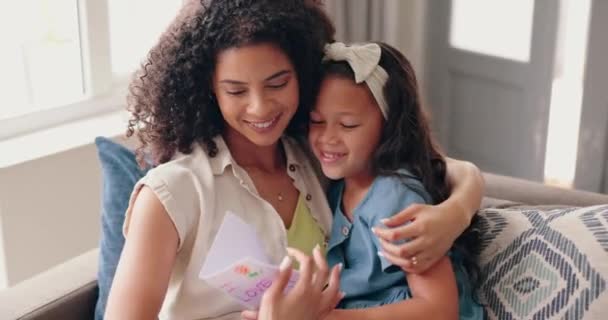 女儿们 妈妈们在沙发上挂着卡片 带着孩子们的微笑 爱心和惊喜拥抱在一起 礼物和拥抱 快乐的节日庆祝与妇女和孩子在沙发上小心 — 图库视频影像