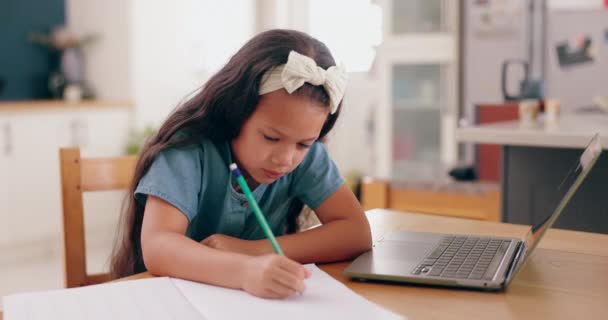 Маленька Дівчинка Яка Пише Спить Ноутбуком Вигорянні Навчання Навчання Або — стокове відео