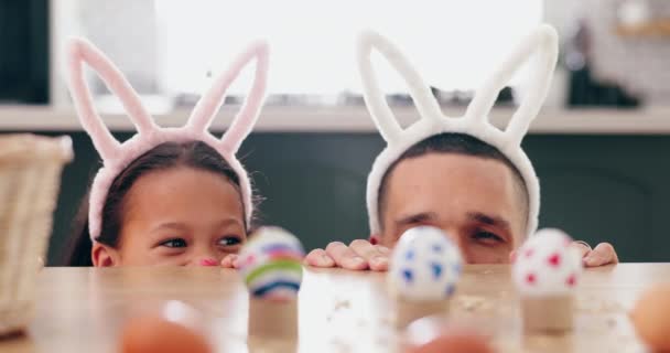 そしてイースターは ゲーム お祝い またはお祝いのためのテーブルで幸せまたは考えます 子供とウサギの衣装のためのバニーの耳 アイデアや愛のために遊びます 絆と家族の家 — ストック動画