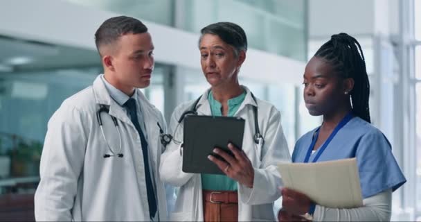 看護師 タブレット チームワーク 検査結果 シニア外科医 病院でのコラボレーション デジタル データ アドバイス ディスカッション — ストック動画