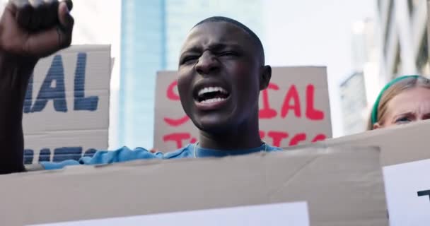 Personas Diversidad Protesta Con Vallas Publicitarias Ciudad Por Los Derechos — Vídeos de Stock