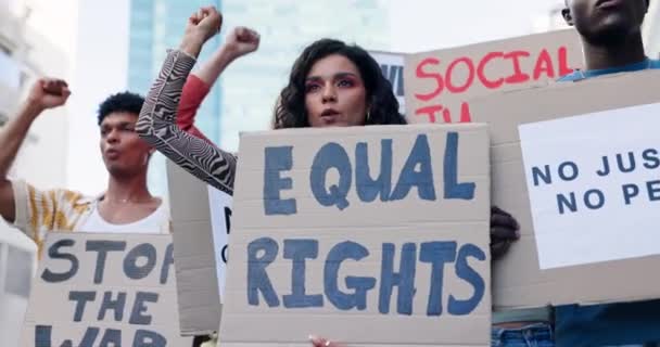 Ludzie Różnorodność Protest Billboardów Mieście Rzecz Praw Człowieka Sprawiedliwości Lub — Wideo stockowe