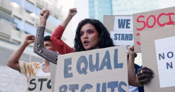 Люди Разнообразие Протесты Уличном Марше Рекламными Щитами Городе Права Человека — стоковое видео
