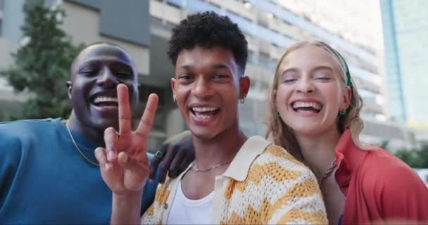 Amigos Selfie Face Cidade Com Sinal Paz Moda Diversidade Para — Vídeo de Stock