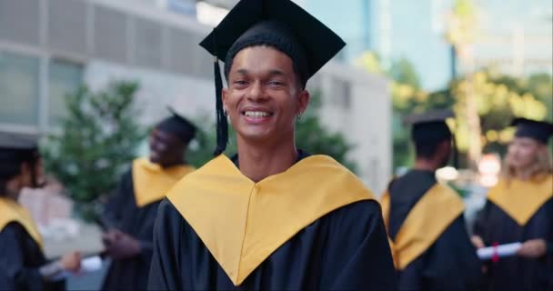 Счастливый Человек Диплом Сертификат Студента Университета Обучения Учебы Открытом Кампусе — стоковое видео