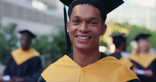 Twarz Odkryty Człowiek Dyplomem Edukacja Uniwersytet Sukcesem Osiągnięcia College Portret — Wideo stockowe
