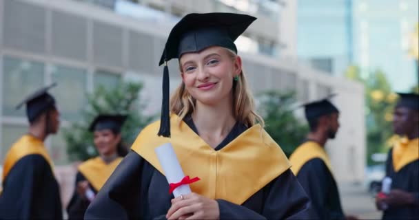 Mulher Feliz Graduação Certificado Estudante Com Diploma Educação Aprendizagem Campus — Vídeo de Stock