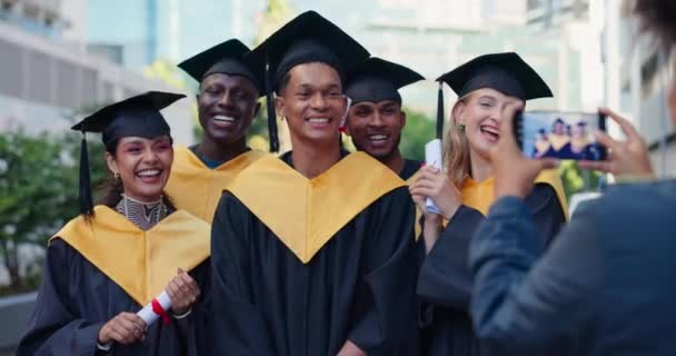快乐的人 毕业和摄影与学生证书的记忆 图片或成功 一群毕业生或朋友笑着庆祝城市的学历 学位或文凭 — 图库视频影像