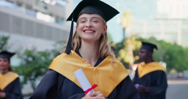 Счастливая Женщина Выпускник Сертификат Студента Степенью Квалификацией Дипломом Открытом Кампусе — стоковое видео