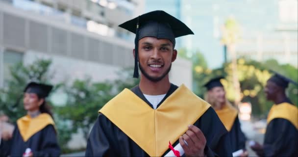 在户外校园里 快乐的男人 毕业的人和具有学位 资格或文凭的学生 为在城市或城镇取得成就而成功的年轻男性形象或毕业生微笑 — 图库视频影像