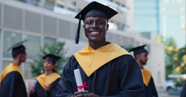 Homme Noir Diplôme Certificat Étudiant Universitaire Éducation Apprentissage Sur Campus — Video