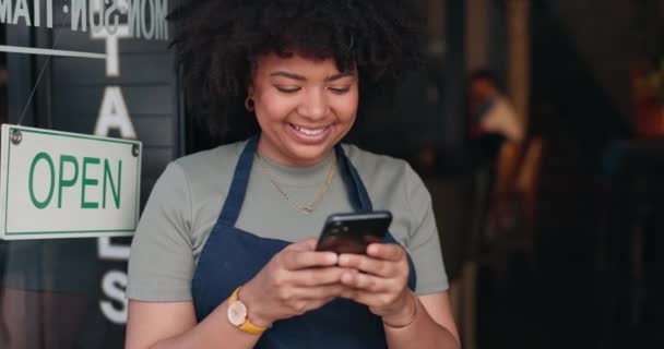 Черная Женщина Телефон Открытое Кафе Дверью Общения Социальных Сетей Сетевого — стоковое видео