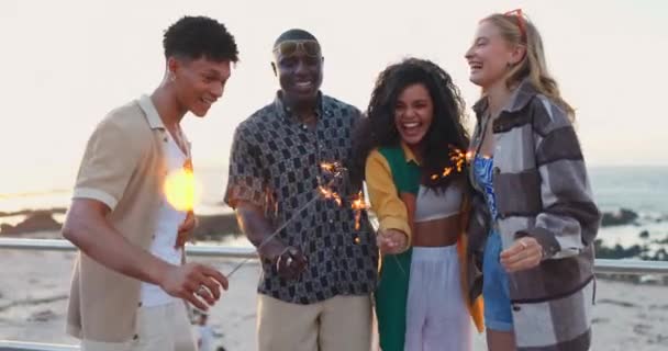 Amigos Oceano Faísca Celebração Verão Feliz Diversidade Férias Com Risos — Vídeo de Stock