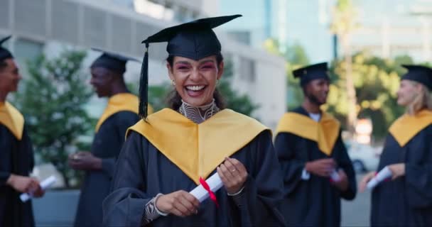 成功し 達成し 興奮する卒業証明書および大学を持つ顔 屋外および女性 ポートレート イベント 奨学金と大学との祝賀 — ストック動画