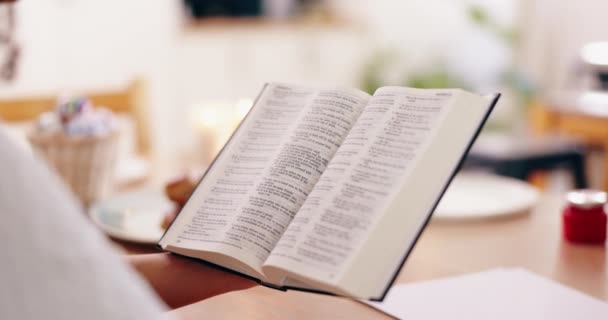 Osoba Książka Biblijna Zbliżenie Rąk Czytanie Lub Studiowanie Chwałę Kultu — Wideo stockowe