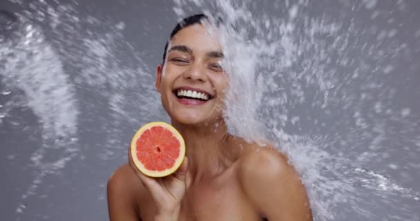 Uśmiech Rozprysk Wody Grejpfrut Dla Piękna Kobietą Studio Szarym Tle — Wideo stockowe