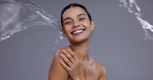 Water Splash Huidverzorging Vrouw Grijze Achtergrond Voor Reiniging Wellness Cosmetica — Stockvideo