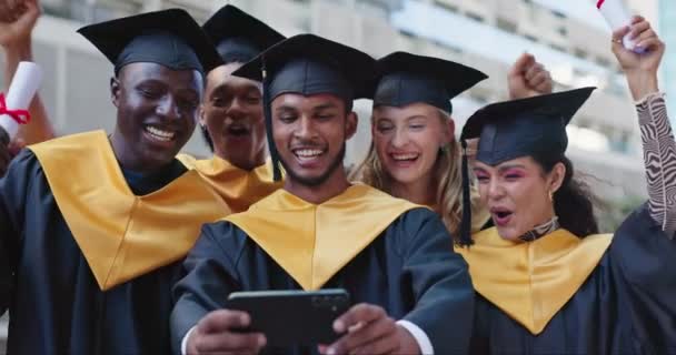 Grupo Estudiantes Graduación Con Selfie Ceremonia Redes Sociales Con Entrada — Vídeos de Stock