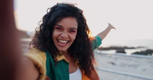 Selfie Mujer Playa Con Vacaciones Sonrisa Redes Sociales Con Aventura — Vídeo de stock