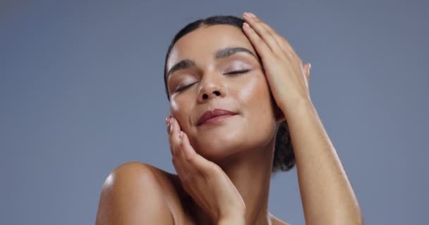 Berühren Sie Gesicht Hautpflege Und Frau Auf Grauem Hintergrund Mit — Stockvideo