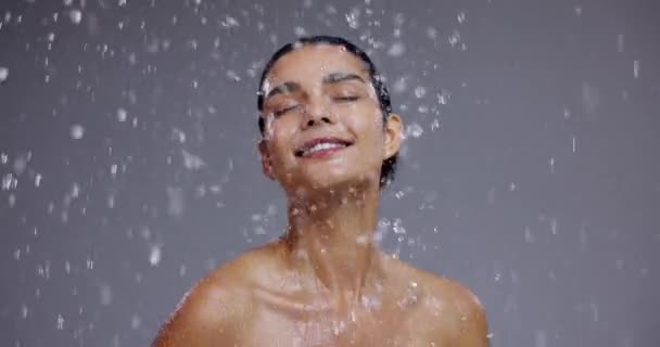 Water Schoonheid Gezicht Van Vrouw Grijze Achtergrond Voor Schoonmaak Spa — Stockvideo