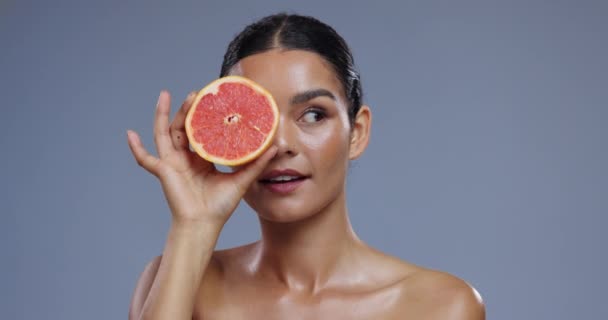 Cilt Bakımı Greyfurt Mavi Arka Plandaki Kadının Yüzü Sağlık Güzellik — Stok video