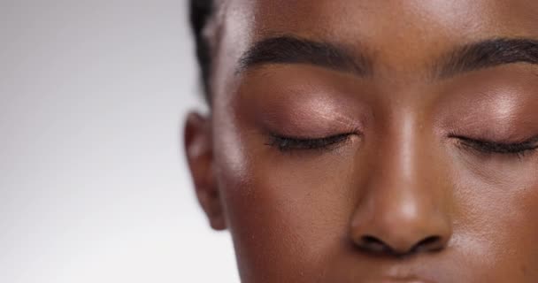 Ojos Maqueta Cuidado Piel Cara Mujer Negra Sobre Fondo Blanco — Vídeo de stock