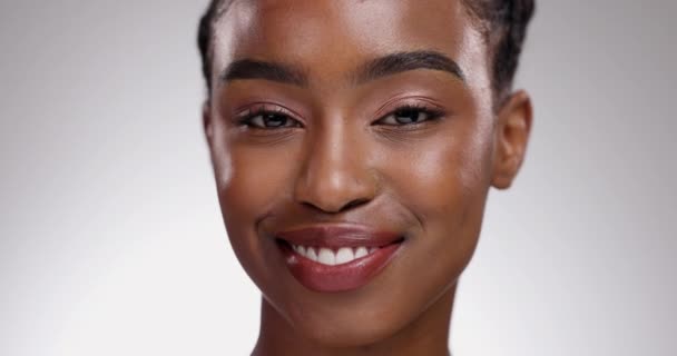 Beleza Cuidados Com Pele Rosto Closeup Mulher Negra Fundo Branco — Vídeo de Stock