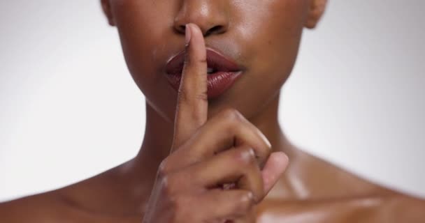 Siyahi Kadın Dudaklar Gizlice Cilt Bakımı Kozmetik Gri Bir Stüdyo — Stok video