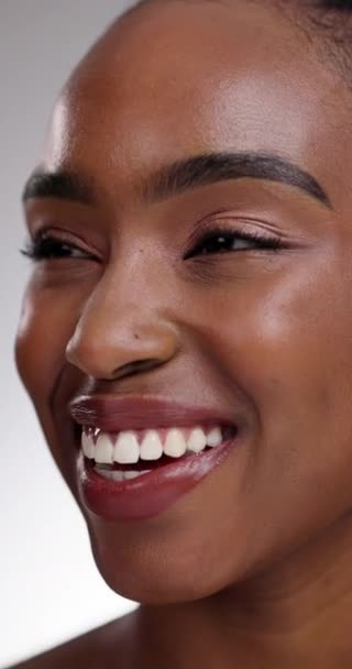黒人女性 スキンケアまたはグレースタジオの背景に化粧品の歯科衛生 アフリカの女性のクローズアップ 歯を白くするための顔と笑顔 口や口腔とガムケア治療 — ストック動画