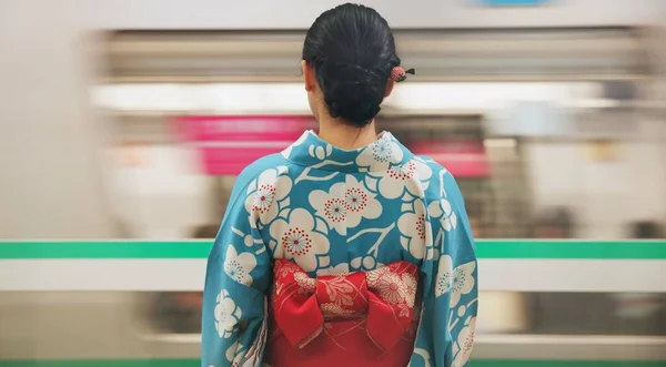 Mulher Japão Estação Trem Quimono Viajar Com Transportes Públicos Bala — Fotografia de Stock