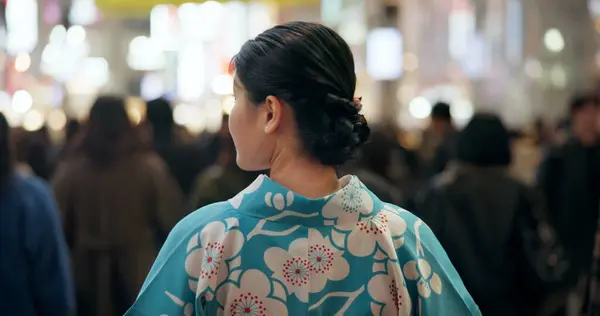 Voltar Cidade Mulher Japonesa Quimono Rua Com Multidão Para Cultura — Fotografia de Stock