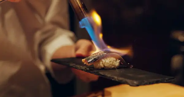 Main Sushi Feu Avec Chef Dans Cuisine Restaurant Pour Cuisine — Photo