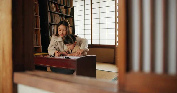 Mãe Criança Desenho Ajudando Lápis Para Lição Educação Casa Japonês — Fotografia de Stock