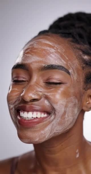 Beleza Cuidados Com Pele Mulher Negra Com Lavagem Facial Estúdio — Vídeo de Stock