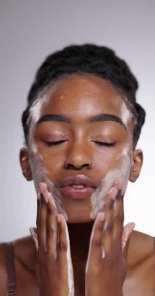 Siyah Kadın Yüz Yıkama Cilt Temizliği Için Gri Stüdyo Arka — Stok video