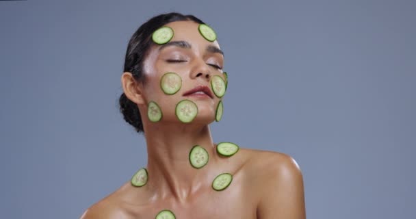 Bőrápolás Uborka Arc Kék Hátterű Wellness Szépség Kozmetikumok Bőrgyógyászat Gyógyfürdői — Stock videók