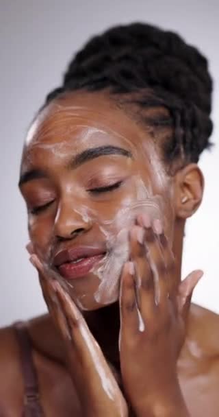 Yüz Sabun Cilt Bakımı Için Stüdyoda Siyahi Bir Kadın Var — Stok video
